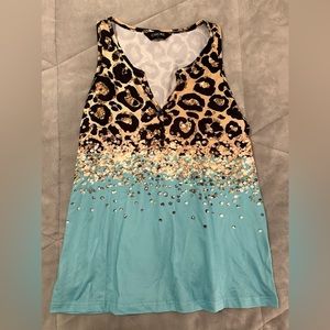 Cute top with a design! Size large! Leopard print.